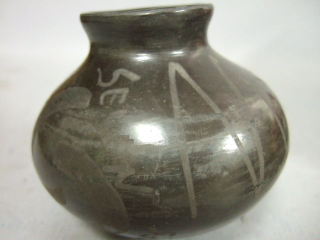 Black Indian Pottery LUCK SEVEN HORSESHOE Tourist Vase  