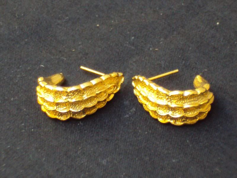 Vintage Gold Tone Ribbed Half Hoop Earrings Pierced (P1086)  