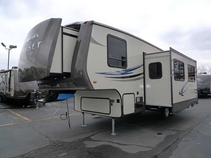   FIFTH WHEEL HALF TON TOWABLE SAVE in RVs & Campers   Motors