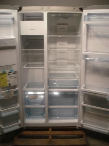 BOSCH 21.7 CU. FT. SIDE BY SIDE REFRIGERATOR Stainless B22CS50SNS 