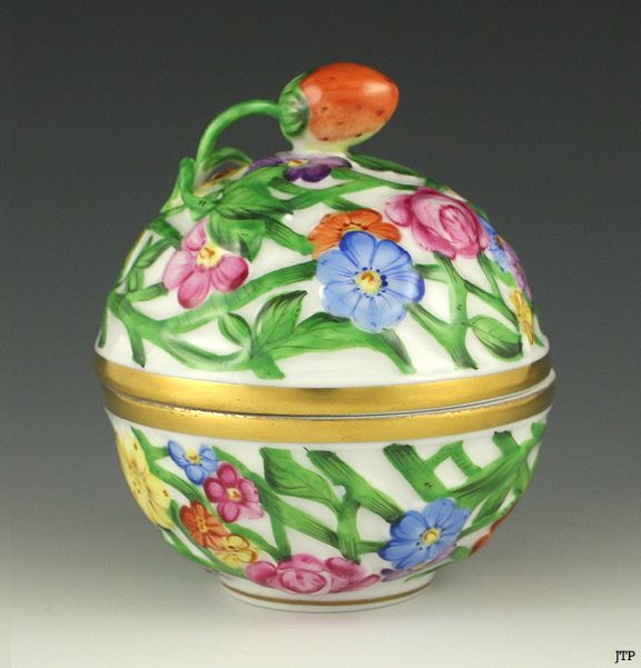 HEREND HUNGARIAN HAND PAINTED PORCELAIN STRAWBERRY BOX  