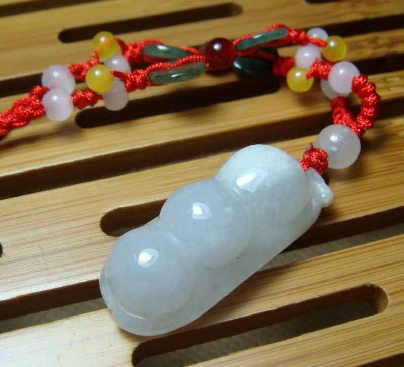 WHITE CHINESE JADEITE JADE BEAN POD PODDED PENDANT  